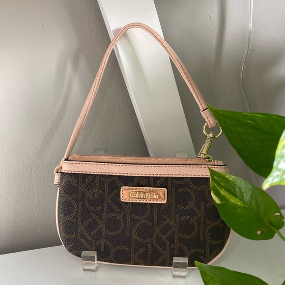 Brand New small Calvin Klein wristlet style shoulder bag. - Picture 2 of 7